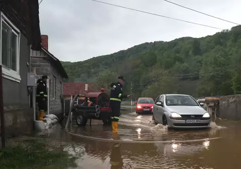 Cod portocaliu de vijelii și grindină în nordul țării. Alte 18 județe, sub cod galben. Unele zone sunt deja lovite de inundații