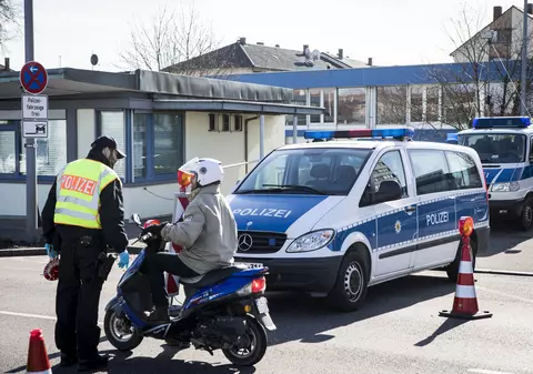 Cinci români au fost prinși încercând să intre cu acte false în Germania