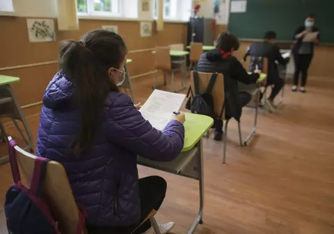 Studiile care arată de ce școlile pot fi și ar trebui deschise: “Beneficiile sunt mai multe decât riscurile”