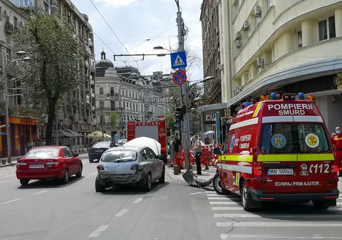 Mașină de poliție, implicată într-un accident în centrul Capitalei. O femeie a ajuns la spital