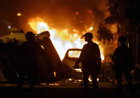 Donald Trump, dus într-un buncăr din Casa Albă în timpul protestelor izbucnite după moartea lui George Floyd. Incendii şi haos pe străzi la Washington, în a şasea zi de manifestații