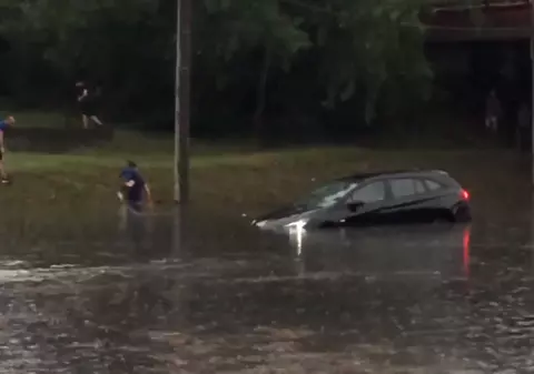Zeci de apeluri la 112, în Arad, după o ploaie torențială