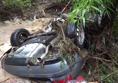 VIDEO | Vestul țării, măturat de ape. Zeci de persoane din Caraș-Severin, salvate de pompieri în ultimele 24 de ore. Traficul feroviar este afectat