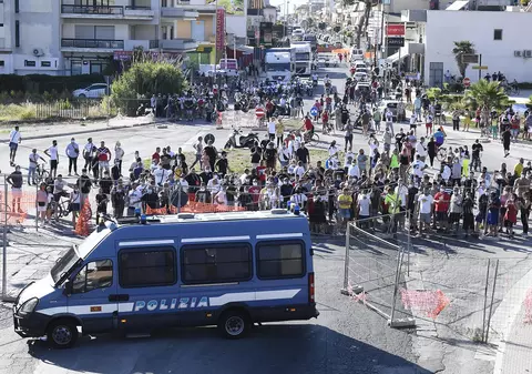 GALERIE FOTO  |  Zeci de cetățeni străini, infectați cu COVID-19, au încercat să fugă din carantină, în Italia. S-a cerut intervenția armatei