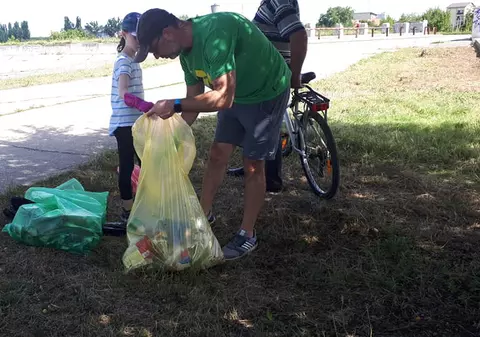 Voluntarii au adunat 100 de saci cu deşeuri, la Lacul Morii. Cu o zi înainte, oamenii primăriei au trecut pe acolo