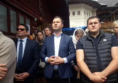 Slujbă cu peste 1.500 de pelerini la o mănăstire din Neamţ. Prefectul a asistat la procesiune, dar a ignorat regulile de distanțare