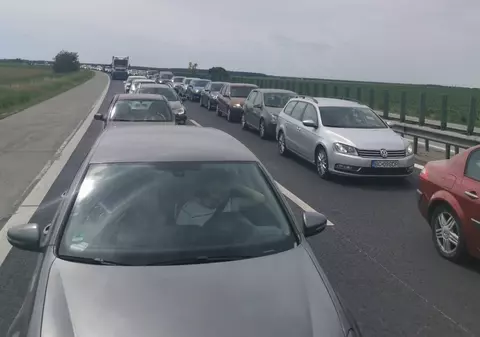 FOTO | Primul weekend la mare. Autostrada Soarelui, aglomerată pe sensul către Constanța, în zona cu lucrări