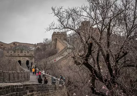 Un responsabil cu strângerea gunoaielor de la Marele Zid Chinezesc a descoperit o tăbliţă de piatră din timpul dinastiei Ming