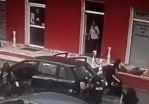 VIDEO | Jaf eșuat la o casă din Sibiu. Hoții, ridicați de mascați după atac