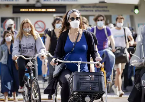 500 de epidemiologi americani își expun opinia: când sunt dispuși să renunțe la mască, să meargă la birou sau să zboare cu avionul, fără teamă de COVID-19