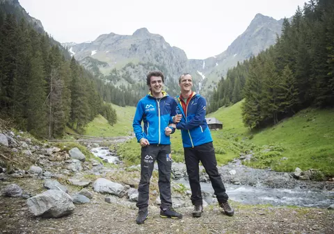 Doi sportivi români cu deficiențe de vedere se antrenează pentru o expediție pe Mont Blanc: “Împreună vedem 1%”