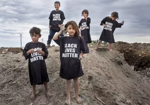 Black Lives Matter, pe groapa de gunoi din Eforie Sud. Romii de aici, prin vocea unui activist: “E mai bine ca în America. Pe noi, poliția locală doar ne înjură și ne oprește apa și electricitatea!”