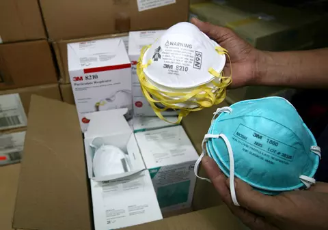 Masca refolosibilă care se dezinfectează cu un simplu încărcător de mobil. Cercetătorii israelieni susțin că poate fi reutilizată de câteva zeci de ori