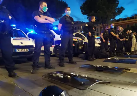 De ce și-au aruncat polițiștii francezi cătușele pe jos. Proteste în toată Franța: “Fără poliție, fără pace”