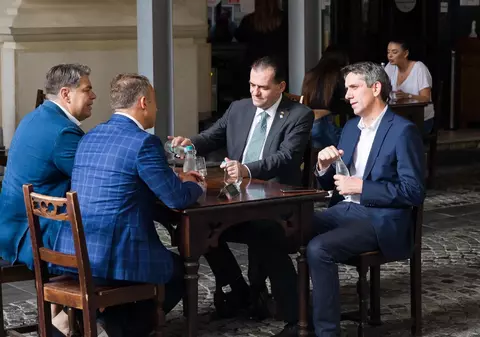 Ludovic Orban, la terasă în Centrul Vechi: „Am fost invitat de un bun amic”. S-a văzut şi cu Nicuşor Dan