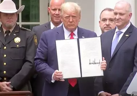 Donald Trump a decis reforma poliției, printr-un ordin semnat marți. Ofițerii agresivi vor fi incluși într-o bază de date