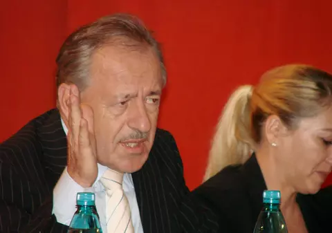 Criza din SUA va genera o criză economică în România, spune profesorul de economie Ovidiu Nicolescu: “Întotdeauna când eşti într-o criză trebuie să cauţi să-ţi faci rezerve”