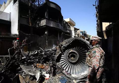 Măsură radicală în Pakistan, după accidentul aviatic din mai. 262 de piloți au fost opriți la sol, pentru că au licențe „suspecte”