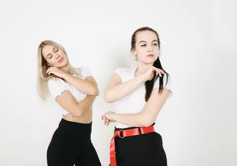Vrei să adopți un look feminin? Iată 5 articole vestimentare care îți vor pune în valoare feminitatea (PUBLICITATE)