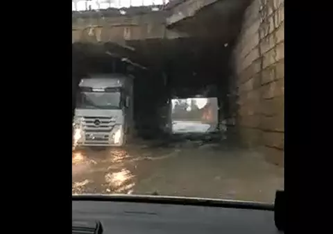 VIDEO | Cum arată pasajul Canta din Iași după ploaia torențială de joi după-amiază. Doar TIR-urile puteau trece