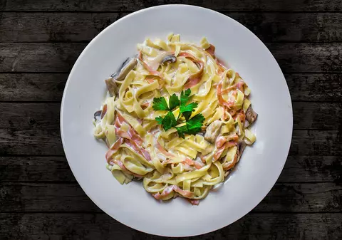 Controversă în lumea gastronomică. Cine a inventat, de fapt, pastele carbonara și unde se găsește cel mai bun parmezan