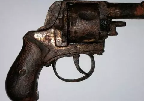 O femeie din Olt a vrut să vândă online un revolver ruginit, dar funcţional. Cât cerea pe armă