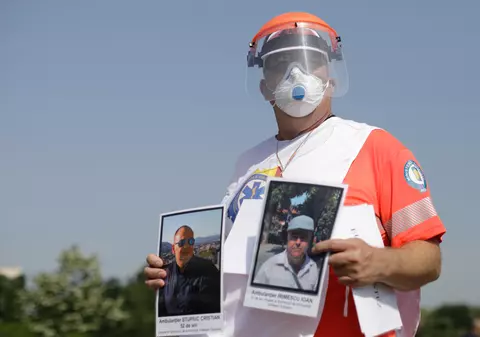 Protest al ambulanțierilor, după ce unii dintre ei au fost omiși de la acordarea stimulentului de risc în criza COVID