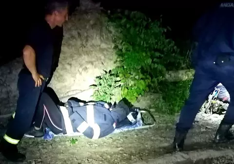 FOTO | Grup de turiști cu o fată rănită, salvați din pădure de pompieri, în Arad. Cum au reușit să-i localizeze