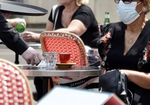 Un bucureștean s-a trezit că a plătit o „taxă COVID” la un restaurant