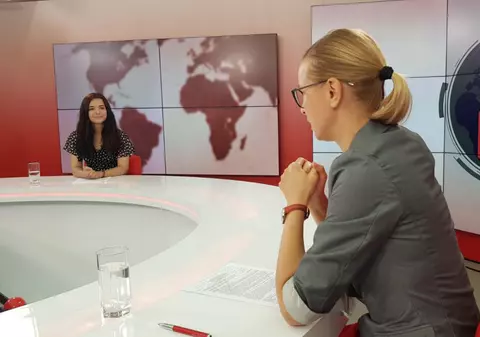 Rezolvarea subiectelor la Limba Română la BAC, făcută în direct în studioul Libertatea de o profesoară