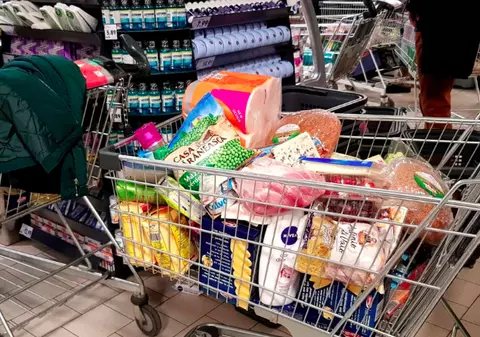 După vremea solidarității și emoțiilor, a început cea a reducerilor. La bine și la rău, supermarketul e cel mai bun prieten al românului