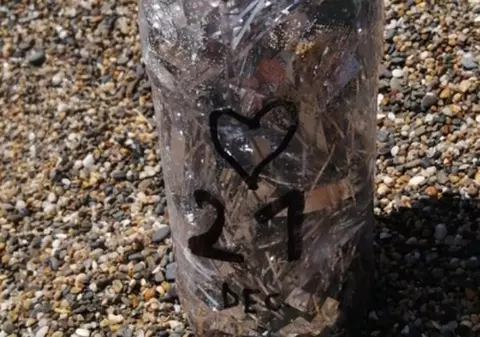 Scrisoare de dragoste scrisă în română, găsită într-o sticlă pe o plajă din Irlanda. “Sufletul meu este al tău. Bună, draga mea”