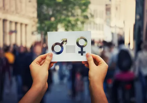 Ce e în spatele „ideologiei de gen”, argumentul folosit de parlamentarii români ca să interzică predarea distincției între sex și gen. Are efecte inclusiv asupra violenței împotriva femeilor