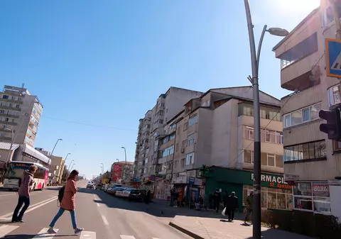 În plină pandemie, apa din Bacău se dă cu țârâita și fără presiune. Director al Companiei de Apă: ”Din cauza căldurii și secetei”