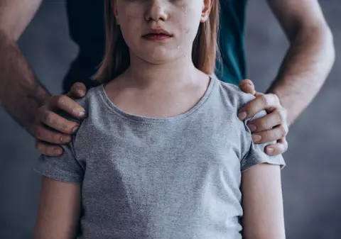 Medic legist, revoltat de creșterea cazurilor de incest. Cazul șocant în care o mamă își presa fiica să spună că nu a fost violată de tatăl ei