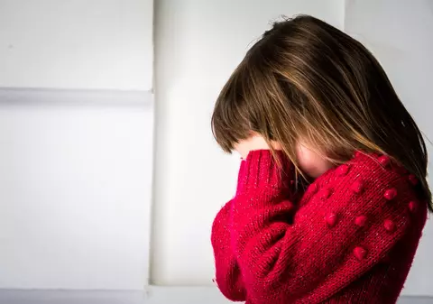 Trei bărbaţi din Tulcea, arestaţi preventiv după ce au violat o minoră, au înregistrat-o şi au distribuit imaginile pe rețelele sociale