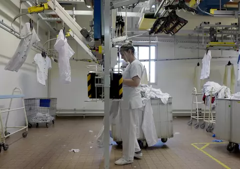 O româncă spune că a fost chemată să traducă într-un spital din Franța fără să fie anunțată că pacientul are coronavirus