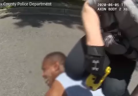 Poliția din SUA, implicată într-un nou incident cu un bărbat de culoare. Un polițist a aplicat electroșocuri și a imobilizat cu genunchiul un bărbat