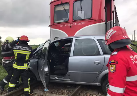 Șofer în stare gravă după ce mașina pe care o conducea a fost lovită de tren lângă Timișoara