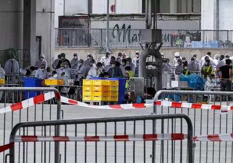 Numărul bolnavilor COVID de la abatorul din Germania a ajuns la 1.300. MAE: 50% dintre aceștia sunt români. 17 români ar fi fugit din carantină