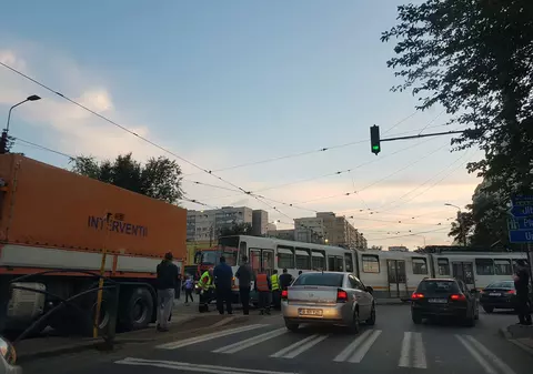 Trafic blocat în București, din cauza unui tramvai care a deraiat