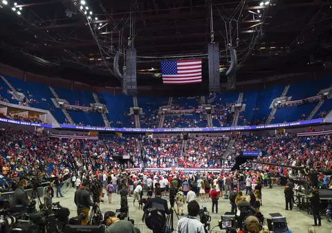 Trump, întâmpinat de o sală parțial goală, la întoarcerea în campania electorală. Marele miting din Tulsa, un semi-eșec