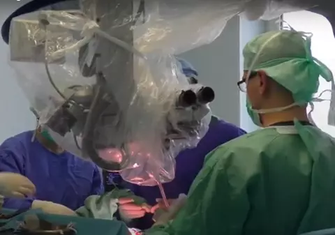 O italiancă în vârstă de 60 de ani a gătit în timp ce medicii îi scoteau o tumoare de pe creier