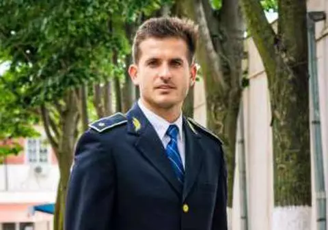 Salvatorul fetiţei de un an şi şase luni căzute în Dunăre este ofiţer la Penitenciarul Brăila. El se afla în timpul liber