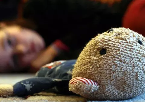 Caz revoltător în Suceava. Copilă de 10 ani, abuzată sexual de tatăl și unchiul ei. Cei doi, trimiși în judecată după un an