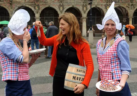 Olandezii le trimit nemților 4.000 de porții de hering, fiindcă le-au primit pacienții bolnavi de coronavirus în spitale