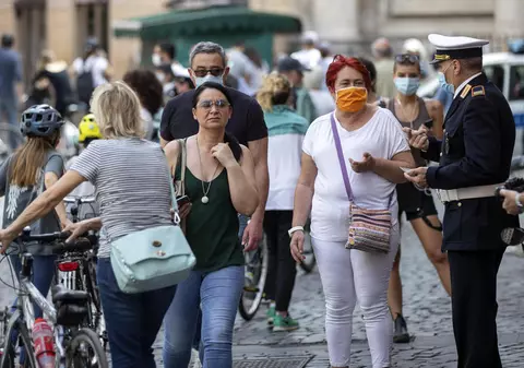 Zece medici din Italia susțin că a scăzut contagiozitatea COVID-19. Alte zeci de doctori și profesori îi contrazic: “A fost și este foarte periculos”