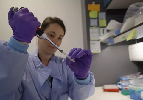 SUA dau startul studiilor clinice pentru un cocktail de anticorpi care ar putea trata şi preveni COVID-19