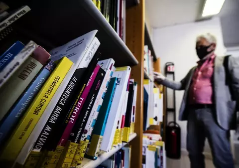 Un olandez a returnat o carte la bibliotecă după 40 de ani. Ce amendă a primit