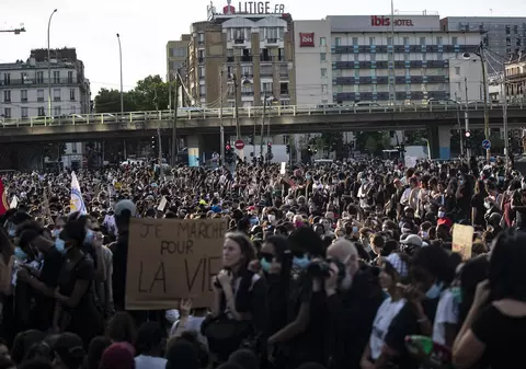 Proteste violente la Paris și în alte orașe din Franța, cu mii de oameni pe străzi